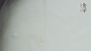 將浸泡了30分鐘的米放入電飯煲中，在水中加入半勺油。