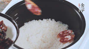 開(kāi)蓋觀察飯，水微微收干，放入切好的金字香腸、醬肉、醬肉香腸。