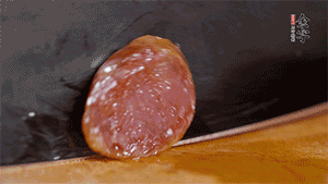 金字火腿肉香腸上鍋蒸15分鐘，切片備用。