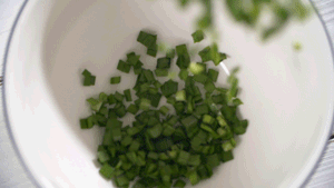 韭菜洗凈，切粒。