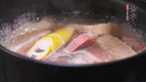 火肉、豬肉加料酒、清水大火煮開后，加入春筍小火慢燉40分鐘，出鍋前撒蔥花即可。
