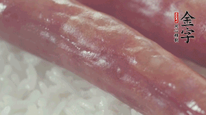 關(guān)上蓋子，煮到米飯露出時(shí)。