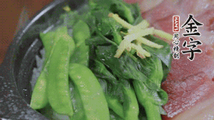 燜好的米飯開(kāi)蓋，放入菜心、荷蘭豆，澆上調(diào)味汁拌勻。