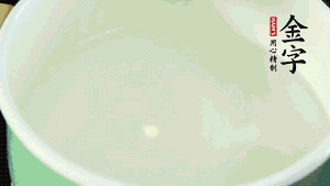 鍋中盛涼水，放入汆燙好的鴿子、火腿片、生姜片。