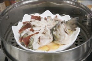 將鱸魚(yú)成花狀擺好，將火腿切片放入各縫隙中，放入鍋中隔水蒸12分鐘拿出，撒上蔥花即可。