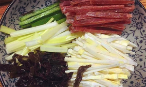 黑木耳泡發(fā)，黑木耳、韭黃、雷筍、青椒切成絲。