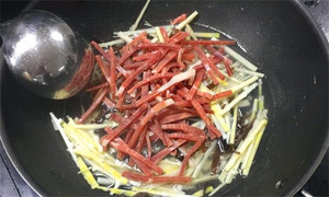 火腿絲、筍絲、黑木耳絲汆水后，瀝干。
