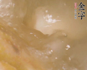 沸騰后撈出蔥結(jié)，小火燉45分鐘，加山藥再燉15分鐘。