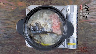 放豆腐、海鮮菇繼續(xù)中小火煮5分鐘。