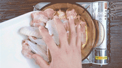 加料酒、蔥姜焯水2分鐘，清洗備用。