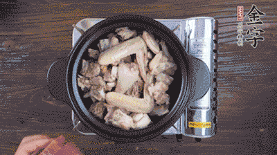 將雞肉塊、火腿、料酒、姜一同放入在燉鍋中，加冷水大火煮開后，小火燉煮40分鐘。