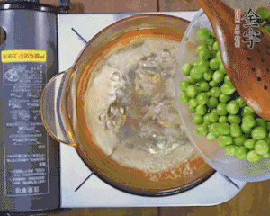 豌豆粒焯水30秒，過涼水。