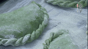 【制作】2.蒸架上墊浸濕的屜布，再放上清明果，大火蒸10~15分鐘，完成，出鍋啦！