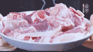 新鮮羊肉冷水入鍋，加姜片、清水焯水，除去血沫。