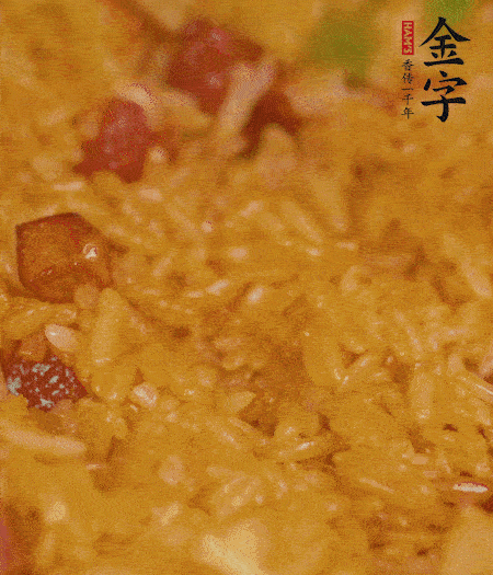 放一撮鹽、生抽少許，倒入炸好的芋頭。最后撒蔥花、蒜末翻炒均勻。