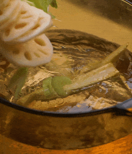 把玉米筍（對(duì)半切開）、西芹（切斜片）、蓮藕（切片），放入開水鍋內(nèi)，加點(diǎn)少許鹽、油，汆燙2分鐘。