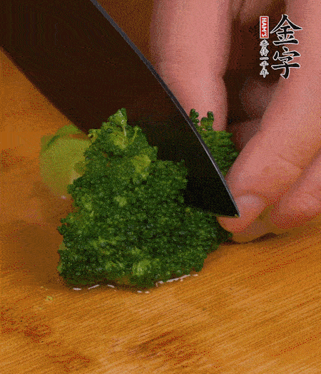西蘭花用淡鹽水浸泡十幾分鐘后過(guò)開水焯燙熟后撈出。