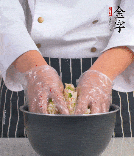 米飯中放西蘭花碎、咸肉丁，加少許黑胡椒、十來(lái)滴橄欖油拌勻。