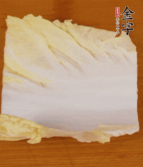 一片白菜一片淡火腿交替疊起，疊個兩三層放進(jìn)鍋內(nèi)，直到塞滿鍋。