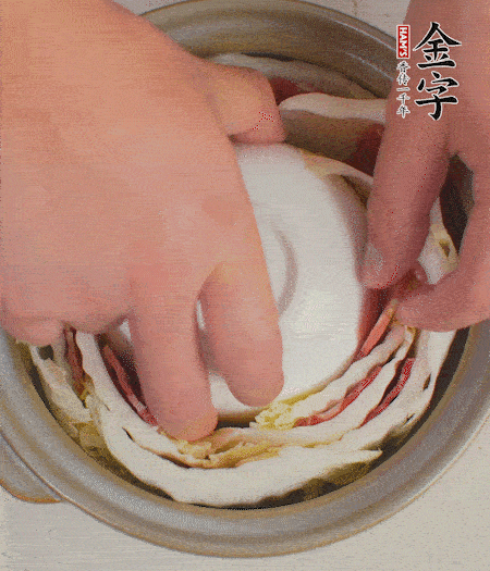 寬度剛好是鍋的高度。扣一個小碗更有助于幫助造型。
