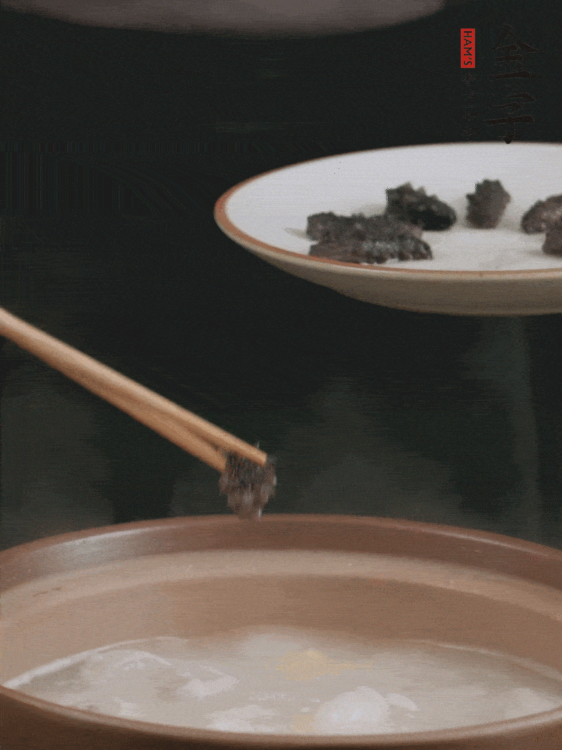 期間雞湯燉到80分鐘時(shí)，加小海參再燉10分鐘。