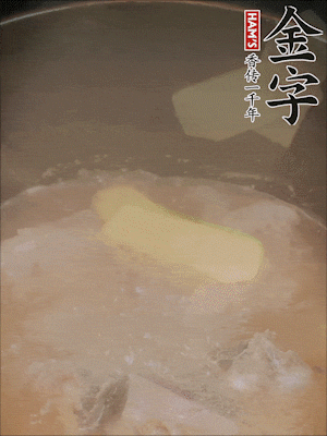 排骨洗凈，加生姜、黃酒焯水，溫水洗凈備用。