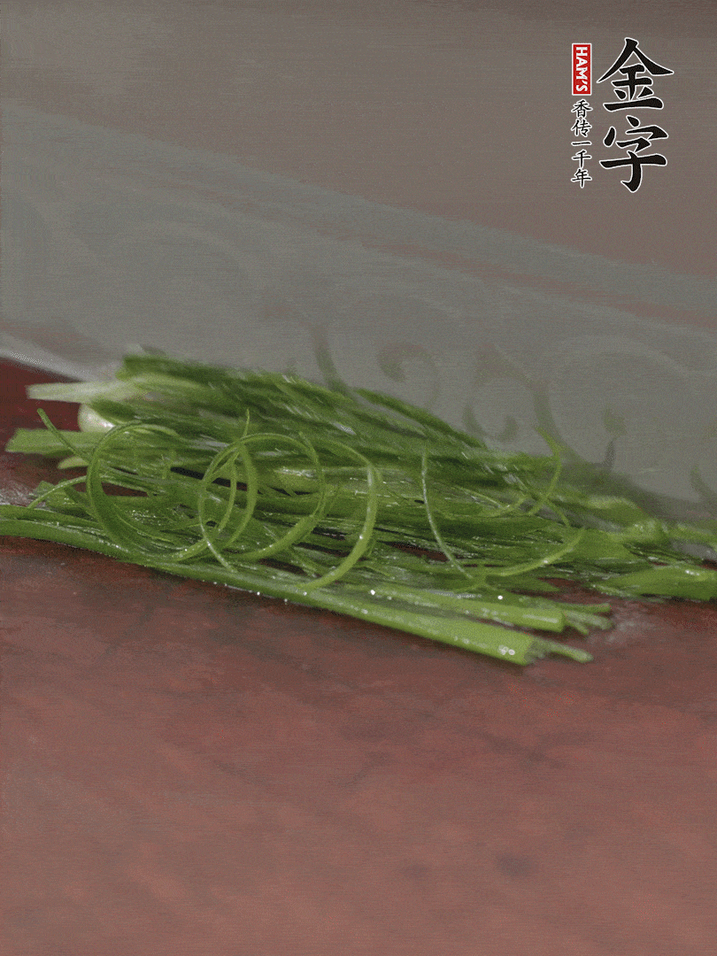 生姜切薄片，紅椒切細絲，小蔥蔥綠切細絲，泡入冰水中保持新鮮。