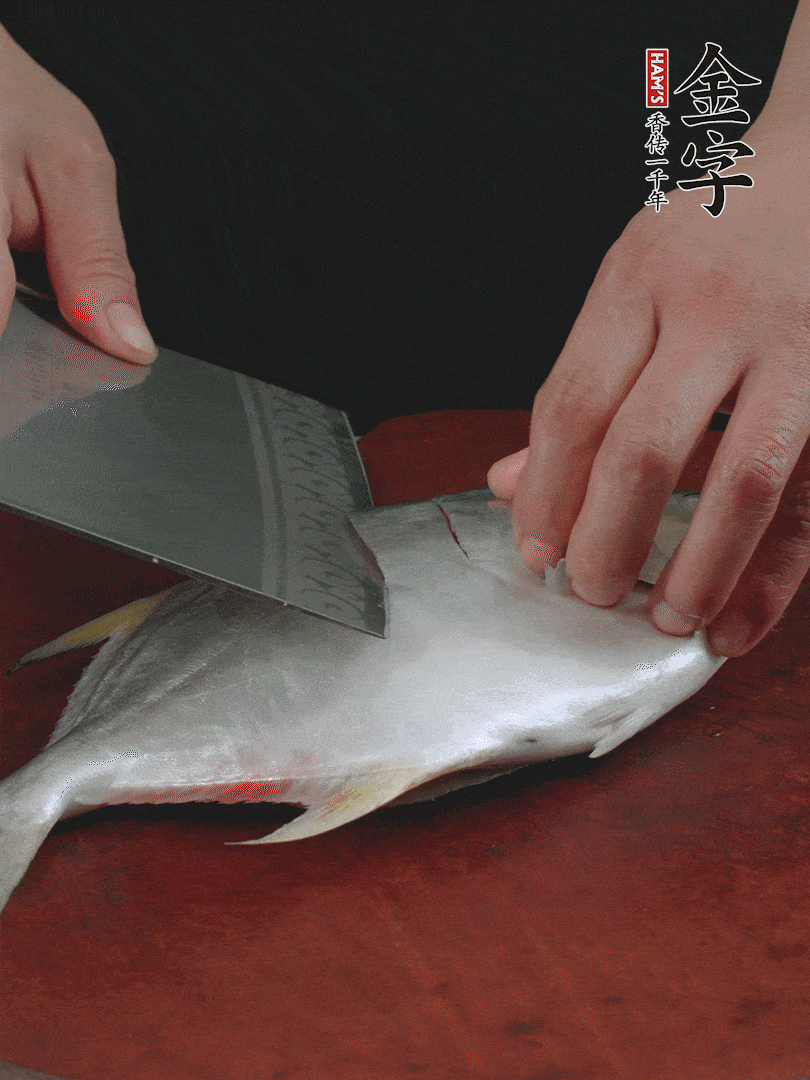 處理干凈銀鯧魚1條，表面斜刀切出花刀。