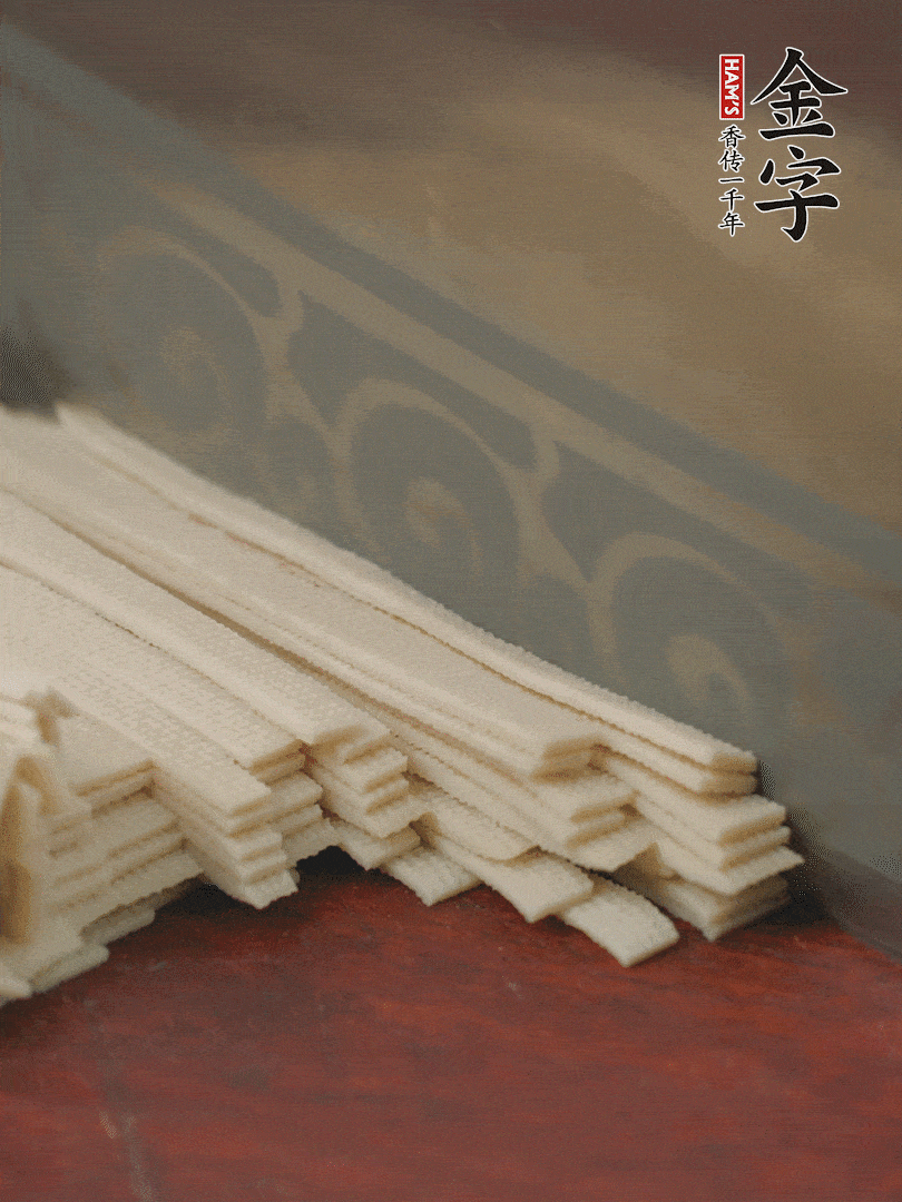 燉火腿期間，千張切細(xì)絲，白蘿卜去皮切細(xì)絲，蒜葉切細(xì)丁。