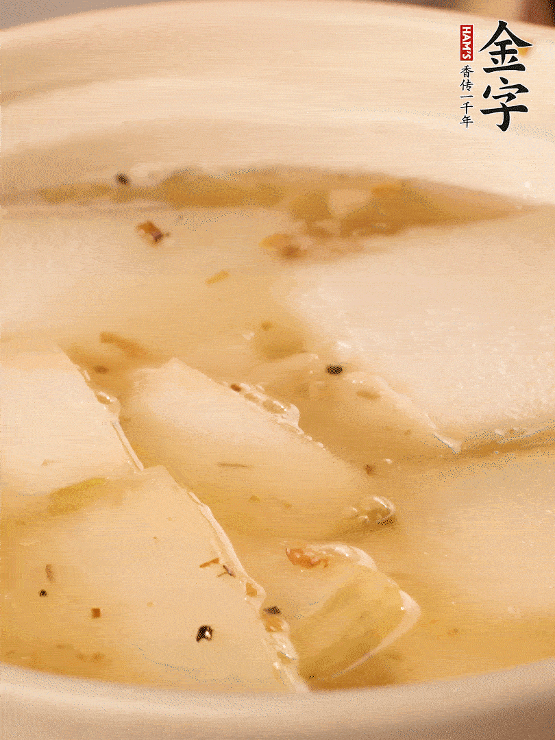 加入適量清水，再放咸肉，淋點(diǎn)黃酒添味。