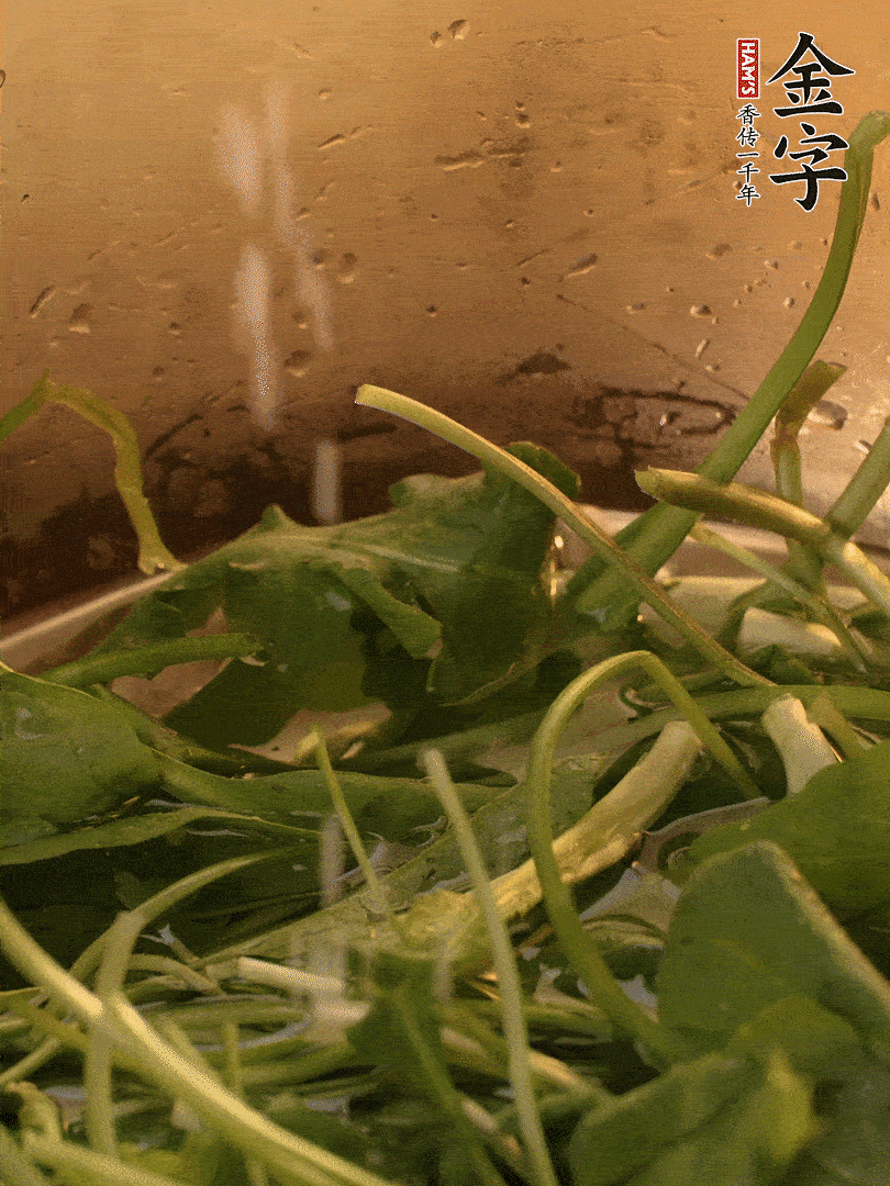 薺菜去掉根部，加小蘇打、鹽熱水沸騰燙軟。