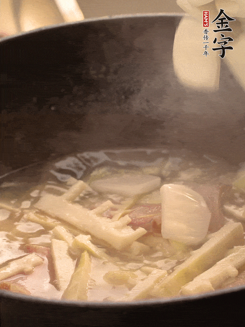 加一點(diǎn)開水后，放年糕燜2分鐘至軟。