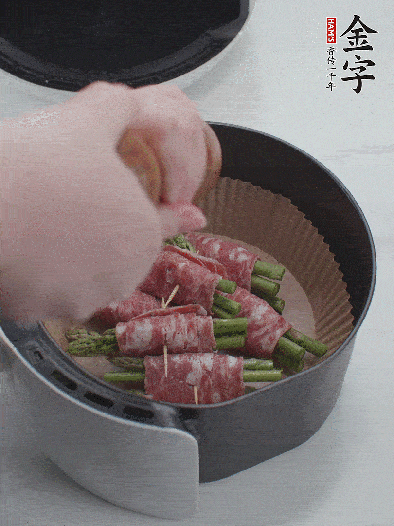 在培根卷上撒點(diǎn)黑胡椒碎。