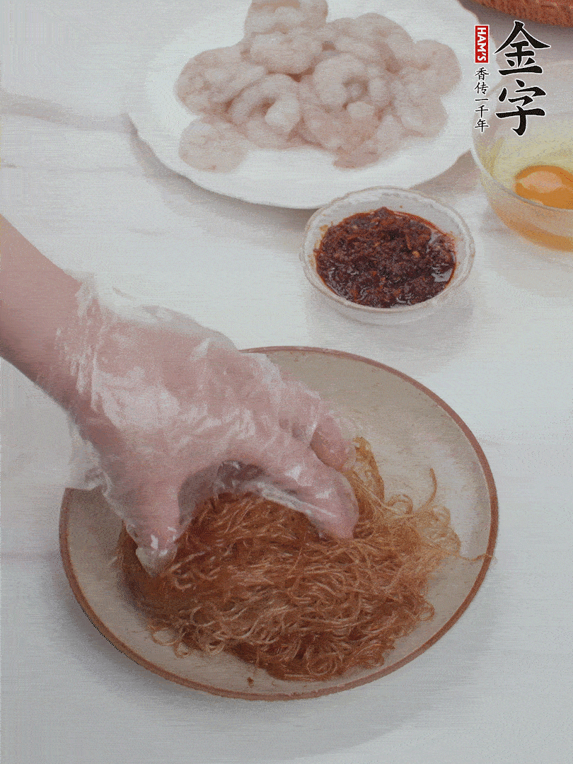粉絲泡軟后，入沸水煮10秒，撈出后加1/2勺老抽、1/2勺食用油挑松。