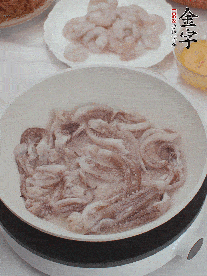 蝦仁、魷魚滑油，蛋液炒制半熟。