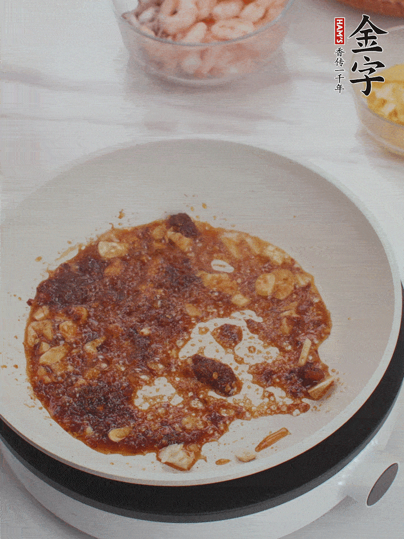 冷鍋熱油，1大勺金字火腿XO醬、蒜末炒香，倒粉絲一起炒。