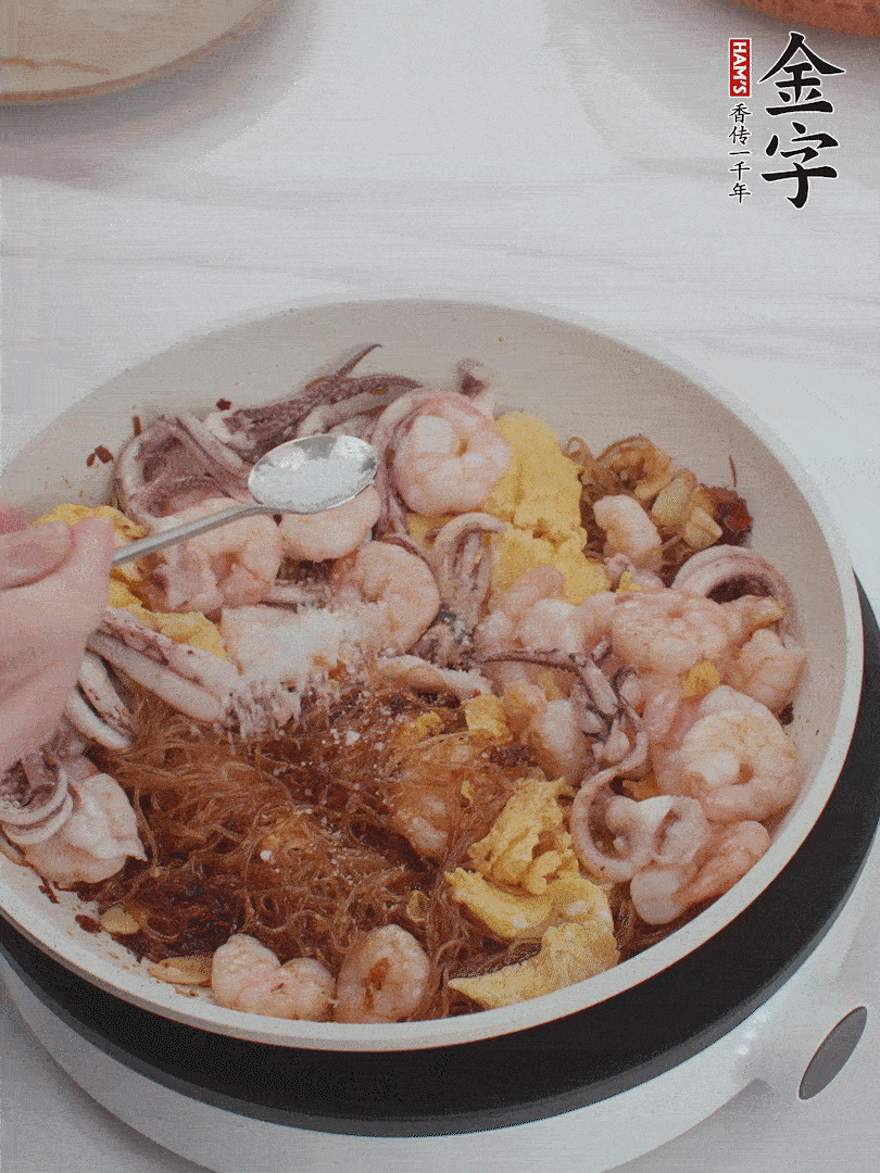 加雞蛋，蝦仁，魷魚混合。