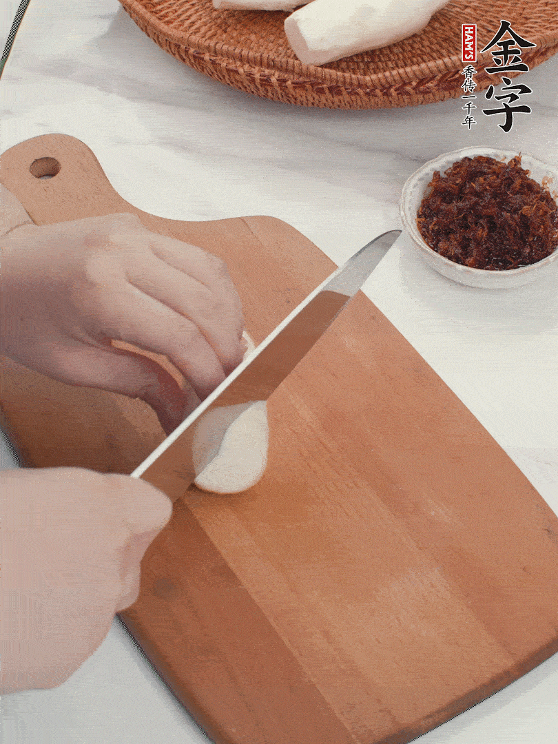 茭白剝殼，洗凈后切滾刀塊。