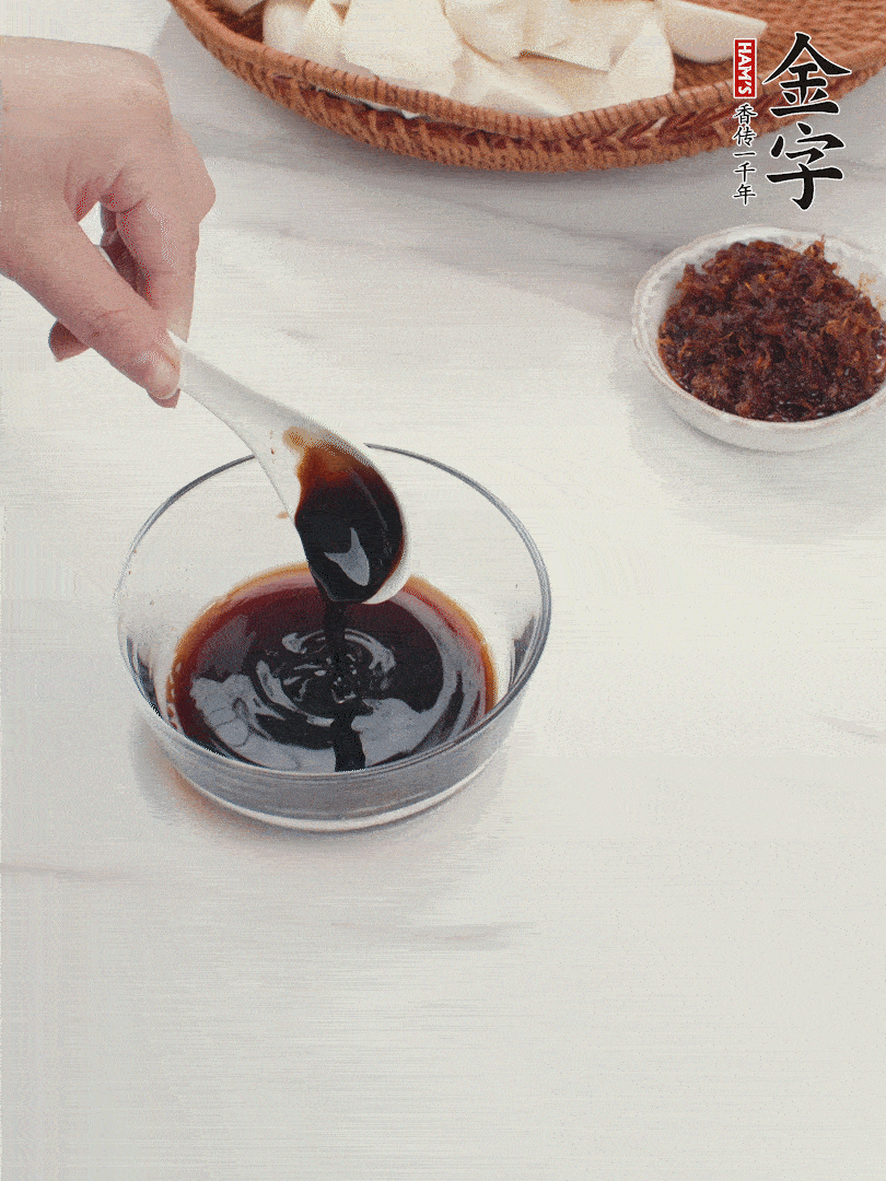 將生抽、老抽、黃酒和白砂糖在小碗里調(diào)成味汁。