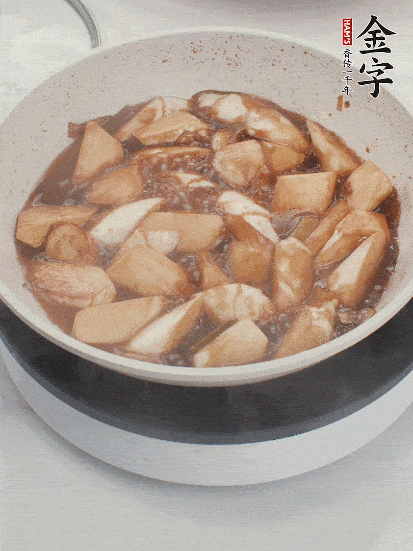 待茭白煸到微微發(fā)黃加入調(diào)好的味汁翻炒。加一小碗清水蓋蓋子燜3-4分鐘。