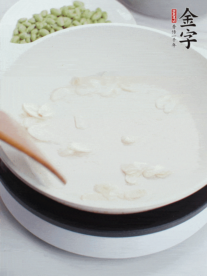 金字淡咸肉煮15分鐘，撈出切片。油5成熱時(shí)，蒜末、咸肉爆香。