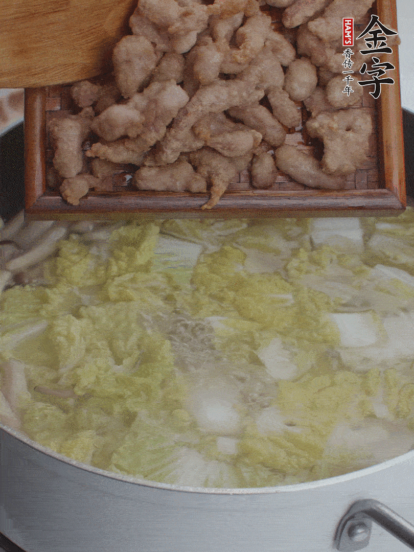 水開后煮10分鐘，下娃娃菜、小酥肉煮3分鐘。