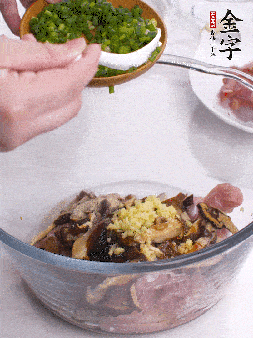 雞肉、香菇混合，加清水1/3杯、料酒1勺、蠔油1勺、鹽1勺、糖1/4勺、白胡椒1/4勺、食用油1勺、香油1/4勺、姜末、蔥花，攪拌均勻腌制2小時(shí)。