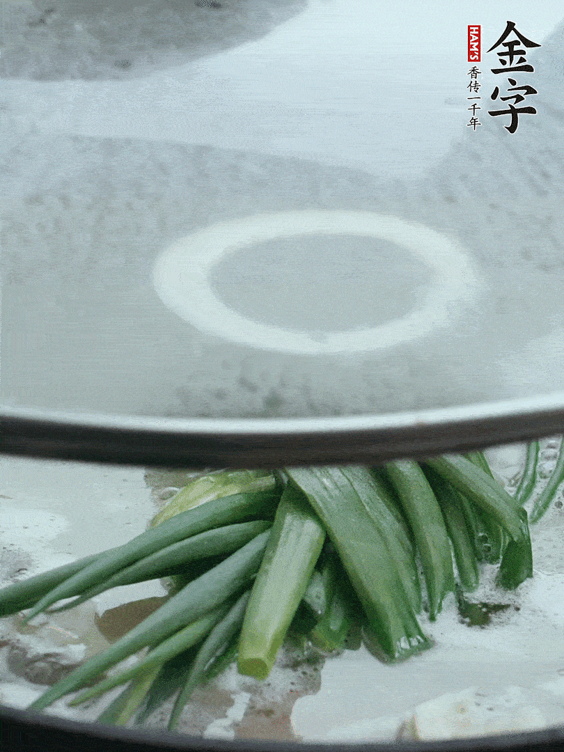加蔥結去腥，大火開后中火燒20分鐘。