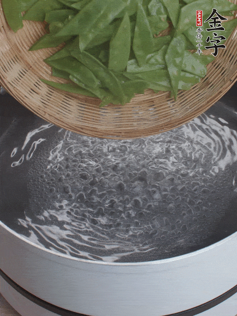 甜豆莢撕掉老筋，斜切兩半，焯水1分鐘。
