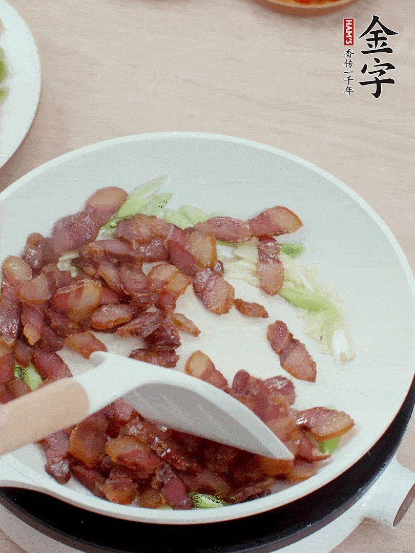 鍋中少許油，姜、蒜白爆香，下臘肉煸出油脂。