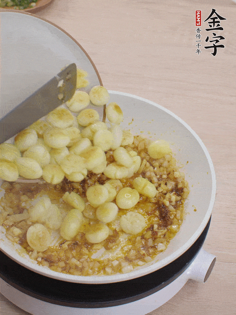 下小土豆翻炒均勻。