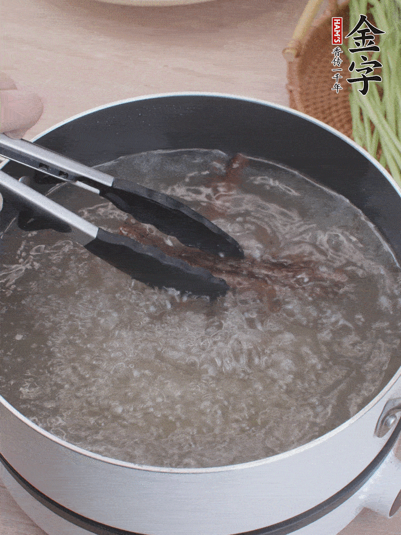 金字醬油肉下鍋煮10分鐘，切薄片。