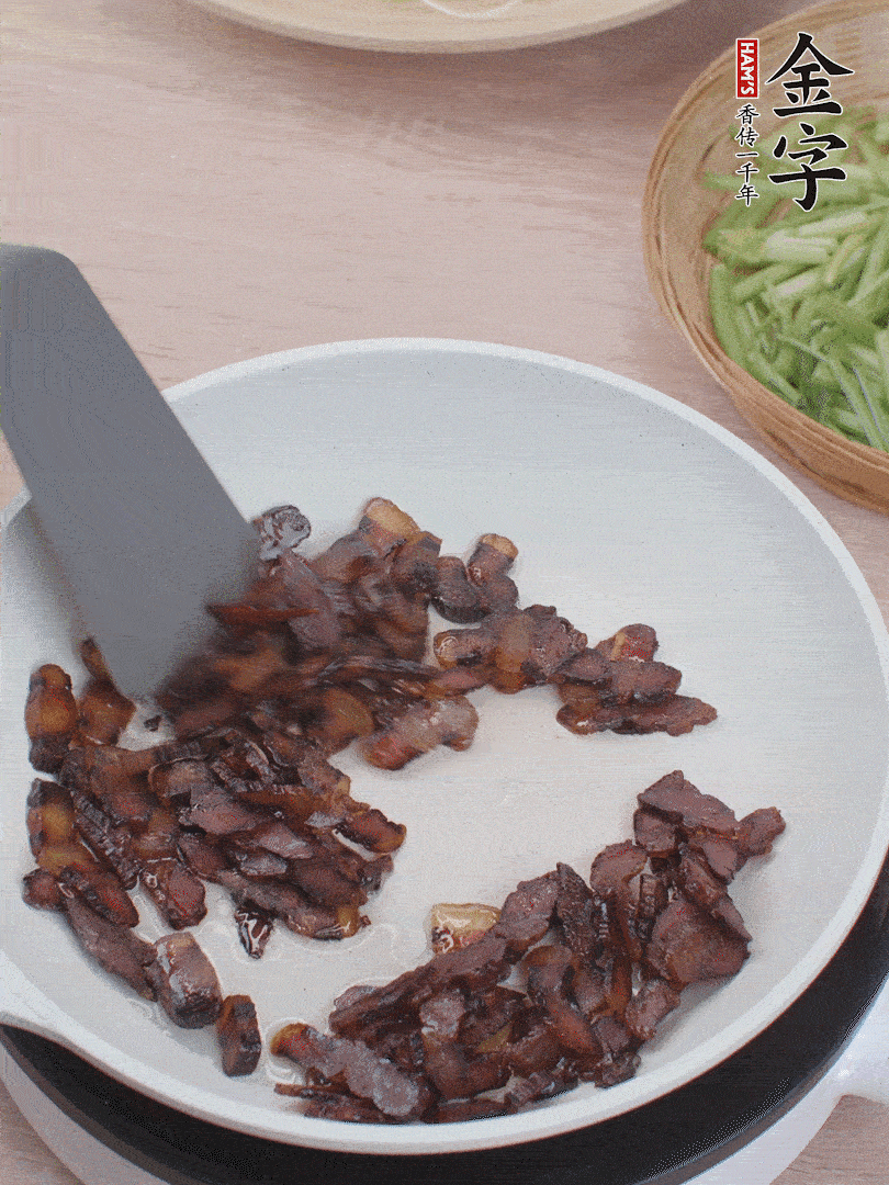 起鍋熱油，煸香醬油肉。
