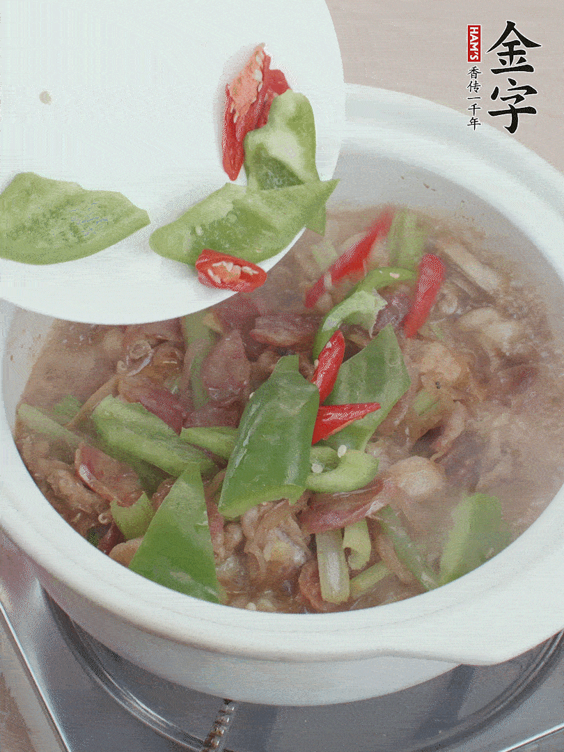 下綠菜椒，翻炒1分鐘。